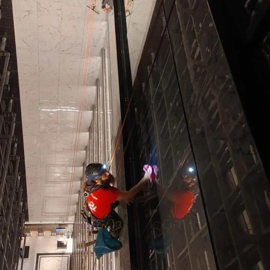 Hotel HILTON di Roma: pulizia vetrate in notturna 